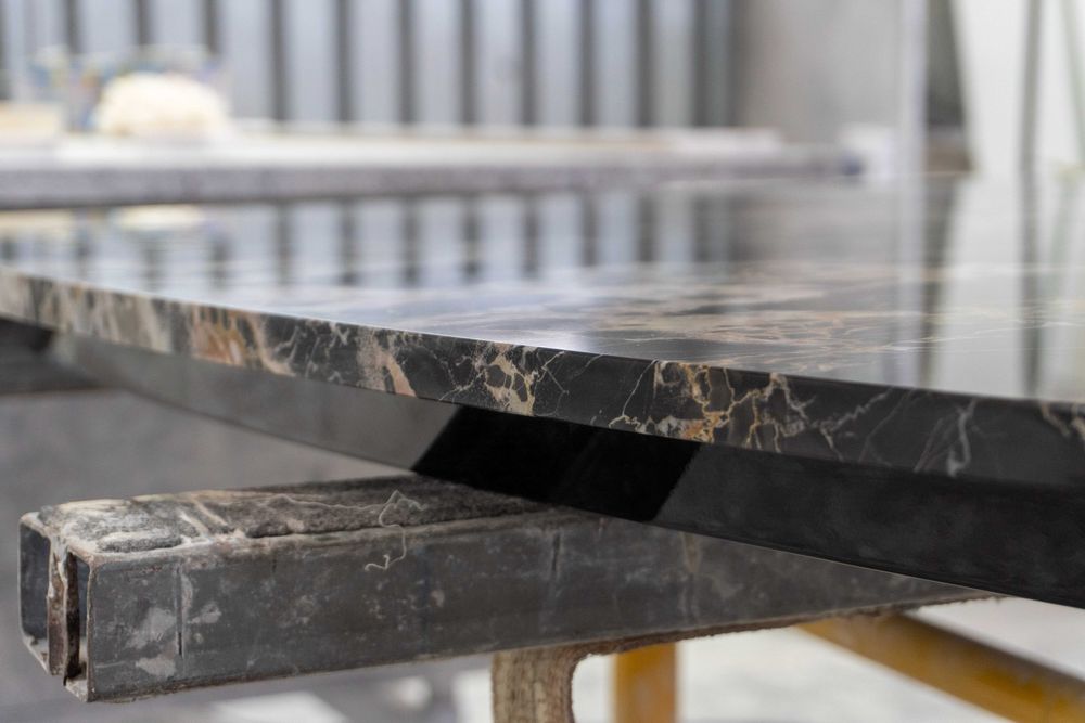 Mesas, tampos e bases em Mármore