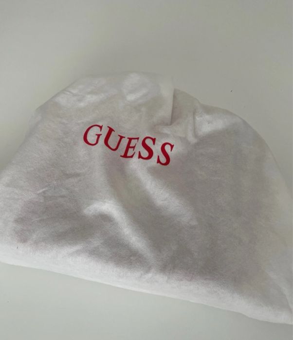 Mala vermelha com alça de mão e ombro da Guess