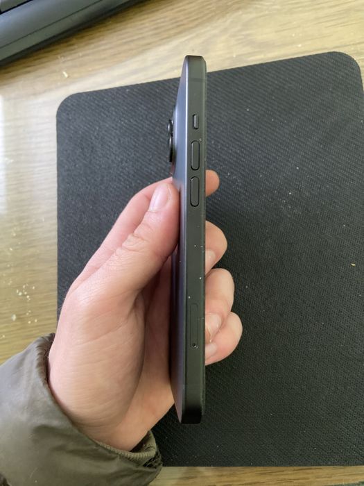 Продам Iphone 15 256