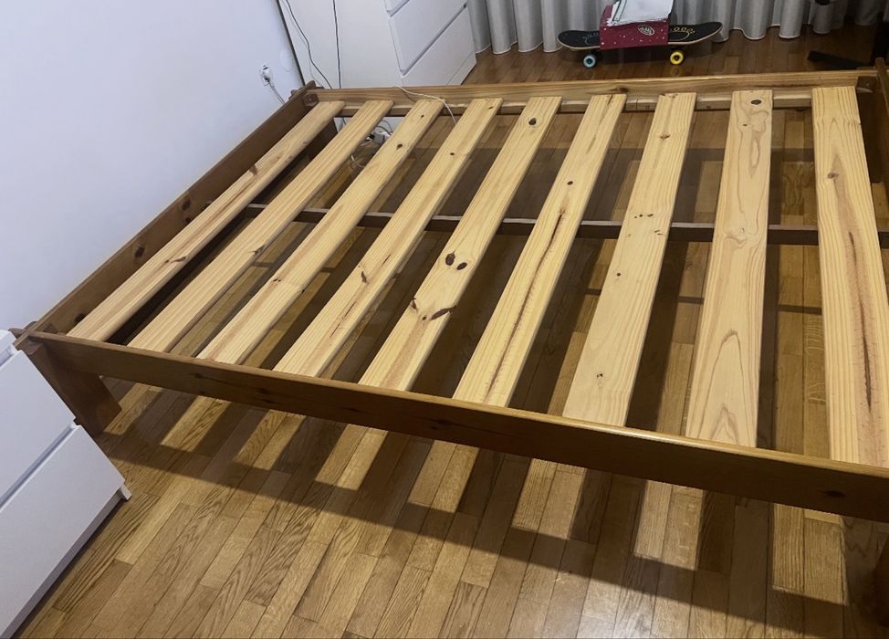Cama casal em madeira maciça