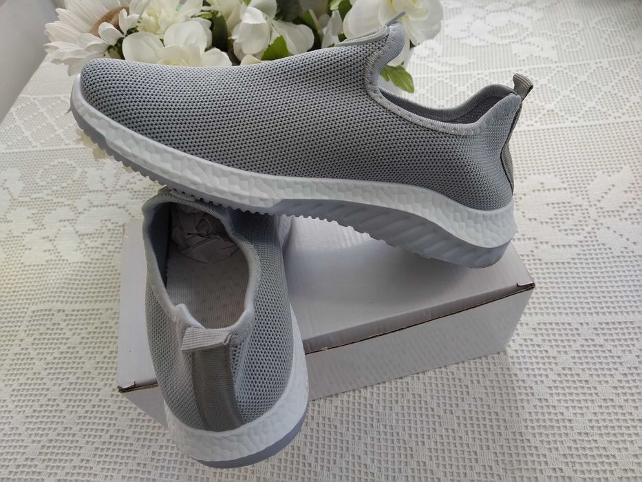 Sapatilhas / Ténis cinzentos claros - Número 37 - NOVOS!