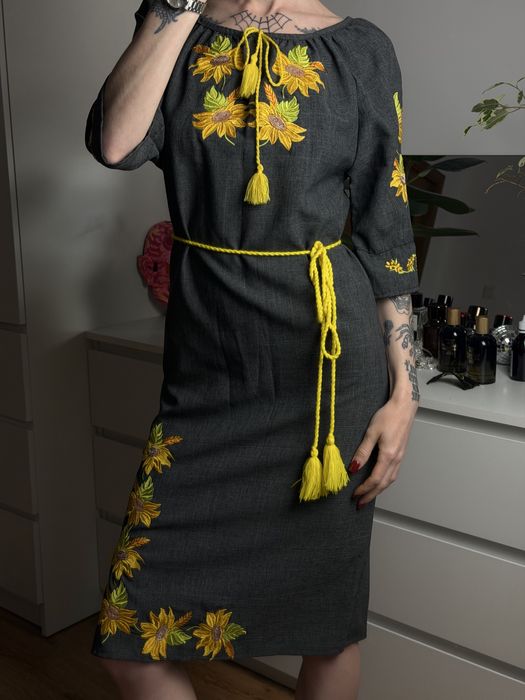 Лляна вишита сукня міді з поясом