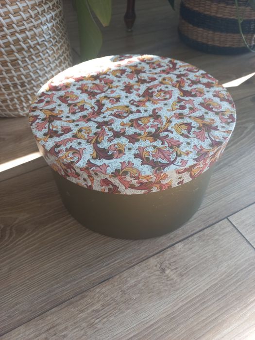 Kartonowe, ozdobne pudełko