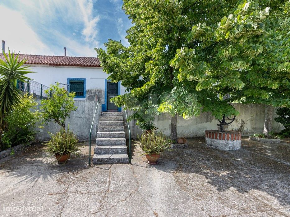 Moradia com espaço exterior em lote de 700 m²