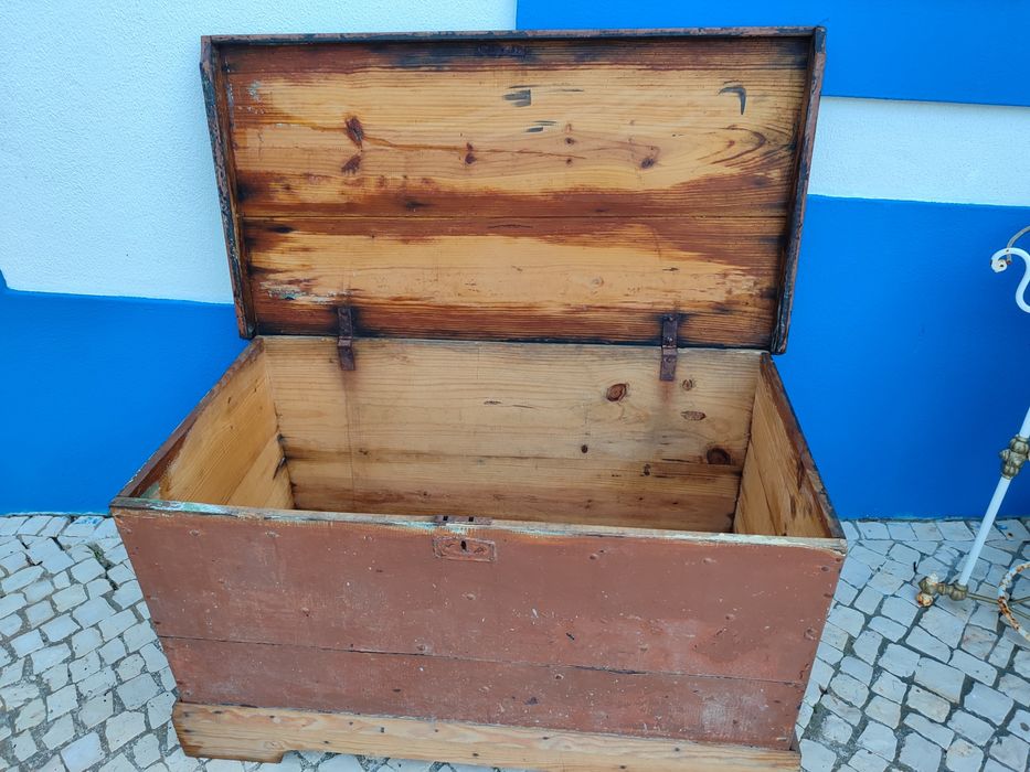Arca rústica (madeira).