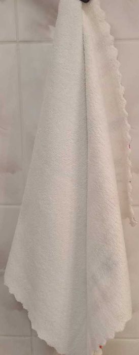 2 małe ręczniki kuchenne wielobarwne.