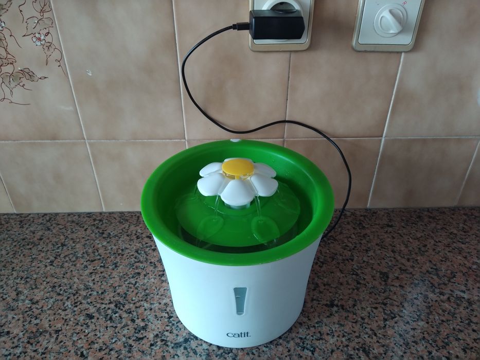 Bebedouro para gatos e cães com filtro casa quarto apartamento vivenda escritório gabinete carro cozinha.