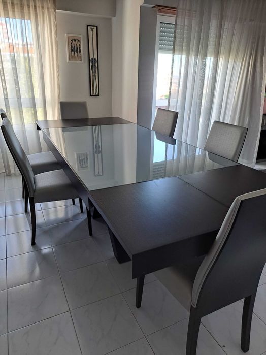 Mesa de jantar extensível com tampo de vidro e 6 cadeiras estofadas
