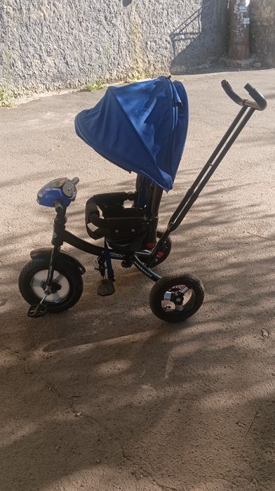 Дитячий велосипед з ручкою.