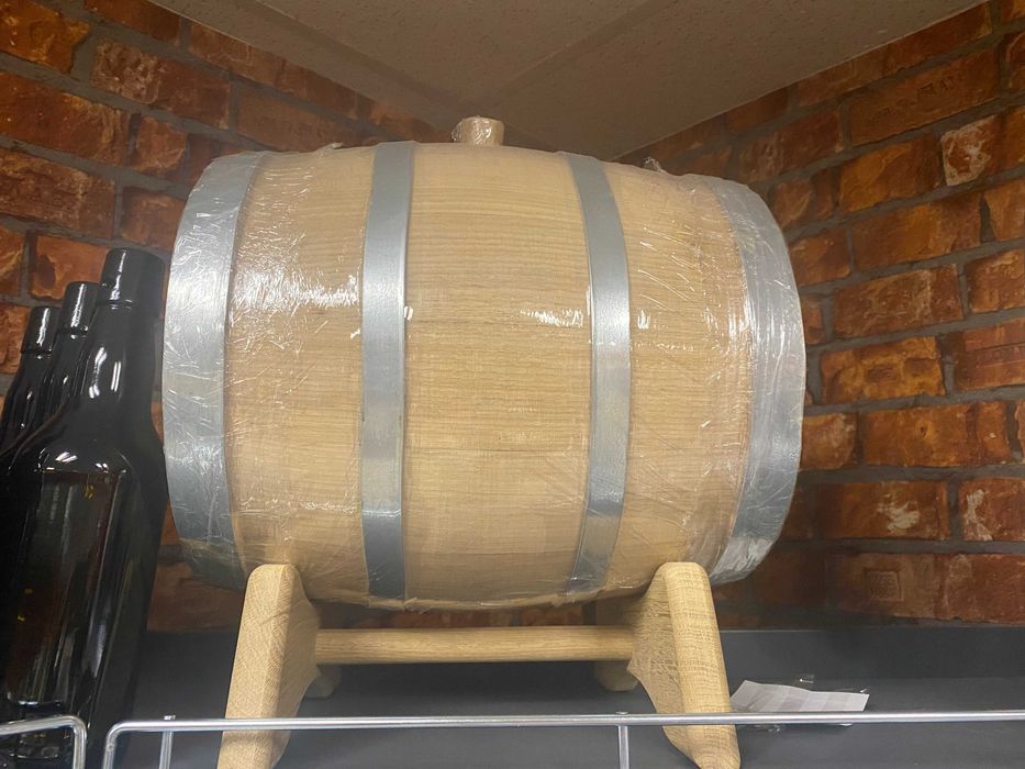 Бочки дубові, опаленні в середині, нові, хересні та портвейнові 3-50л