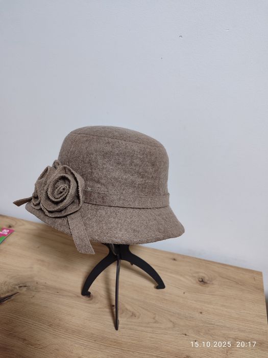 Зимовий капелюшок жіночій