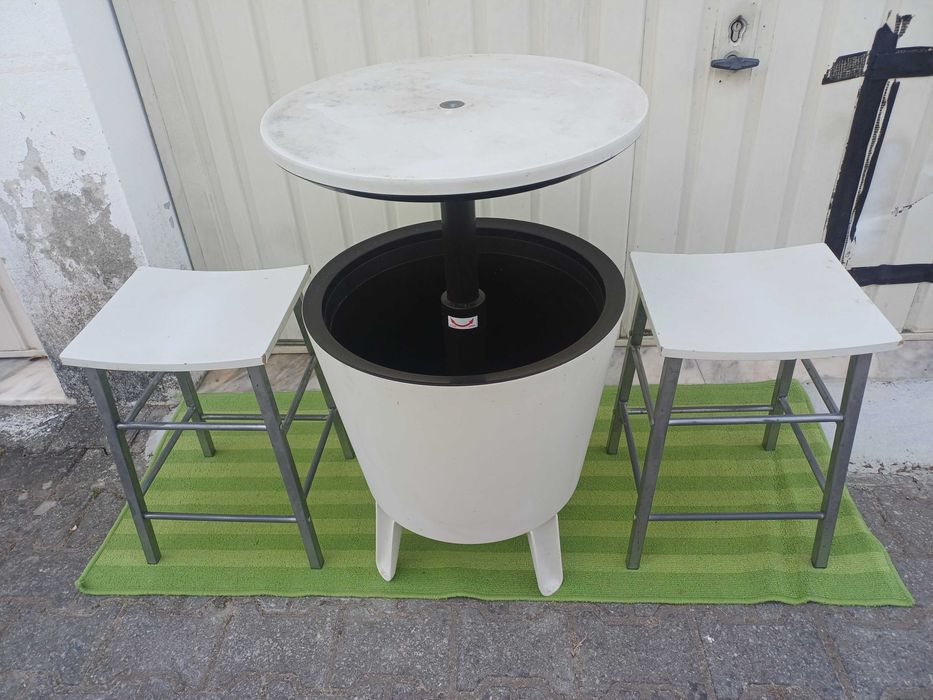 Mesa de apoio geladeira + 2 bancos