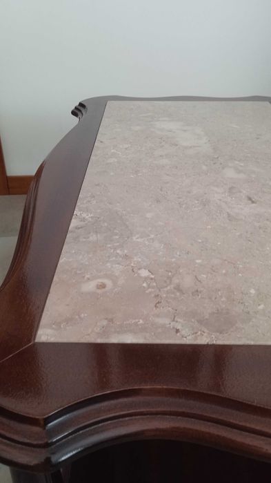 Mesa de sala em mogno e tampo em pedra