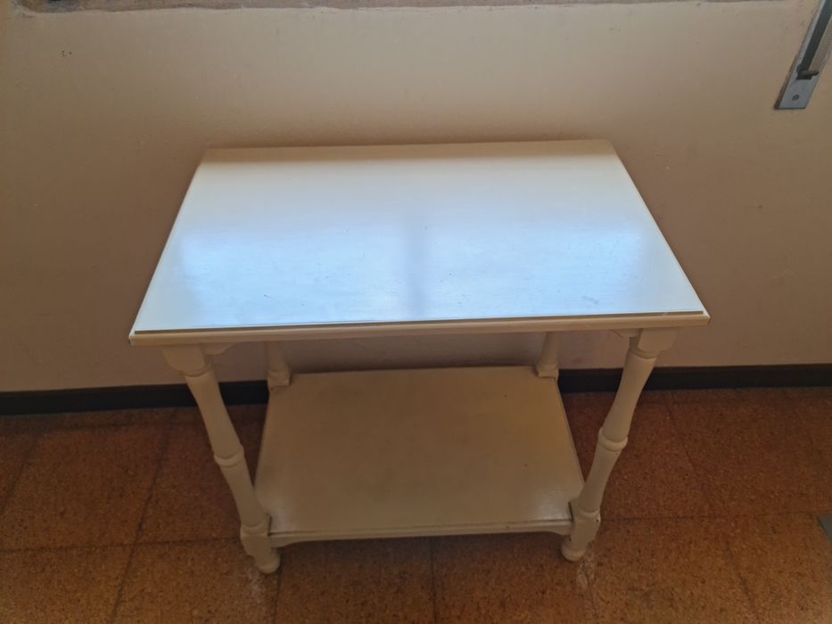 Mesa de apoio  bom estado
