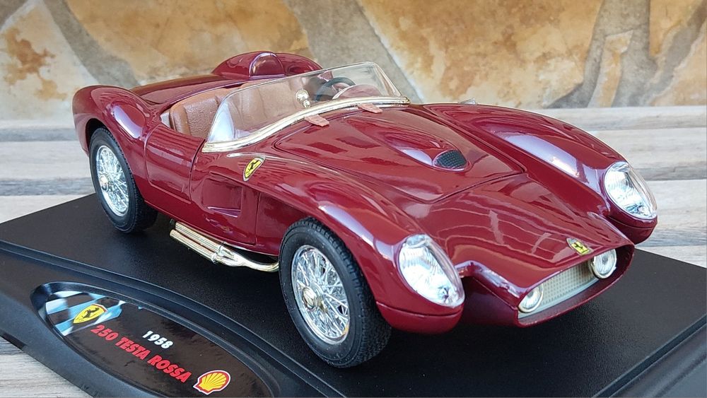 1958 Ferrari 250 Testa Rossa & Road Fuel Pump – Shell Collezione Classico 1:18