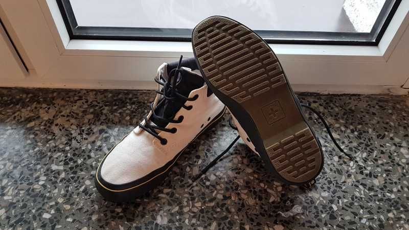 Buty unisex typu sneakersy marki  DR. MARTENS