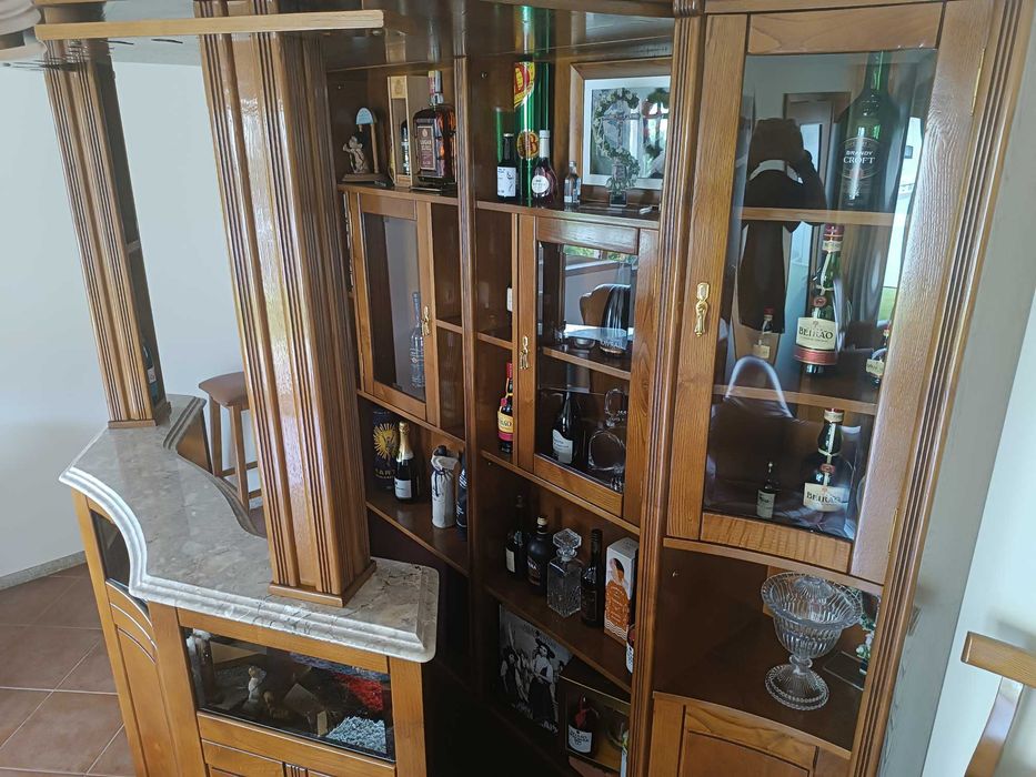 Sala com sofás, bar e móveis