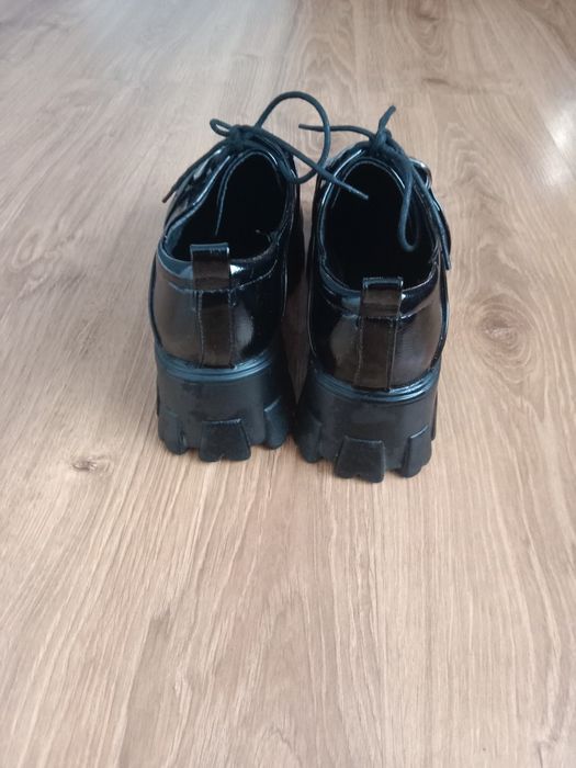 Жіночі лакові туфлі