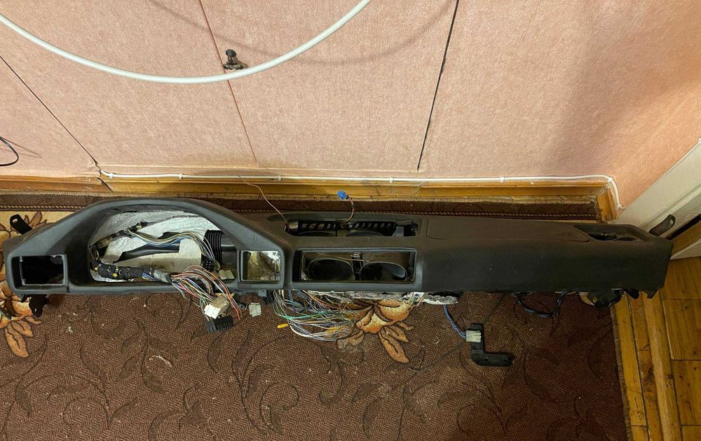 Торпедо BMW E34 рестайлінг, чорне, з подушкою безпеки (airbag)