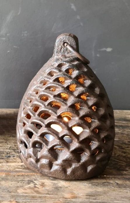 Suporte em ferro fundido para vela tealight em forma de pinha