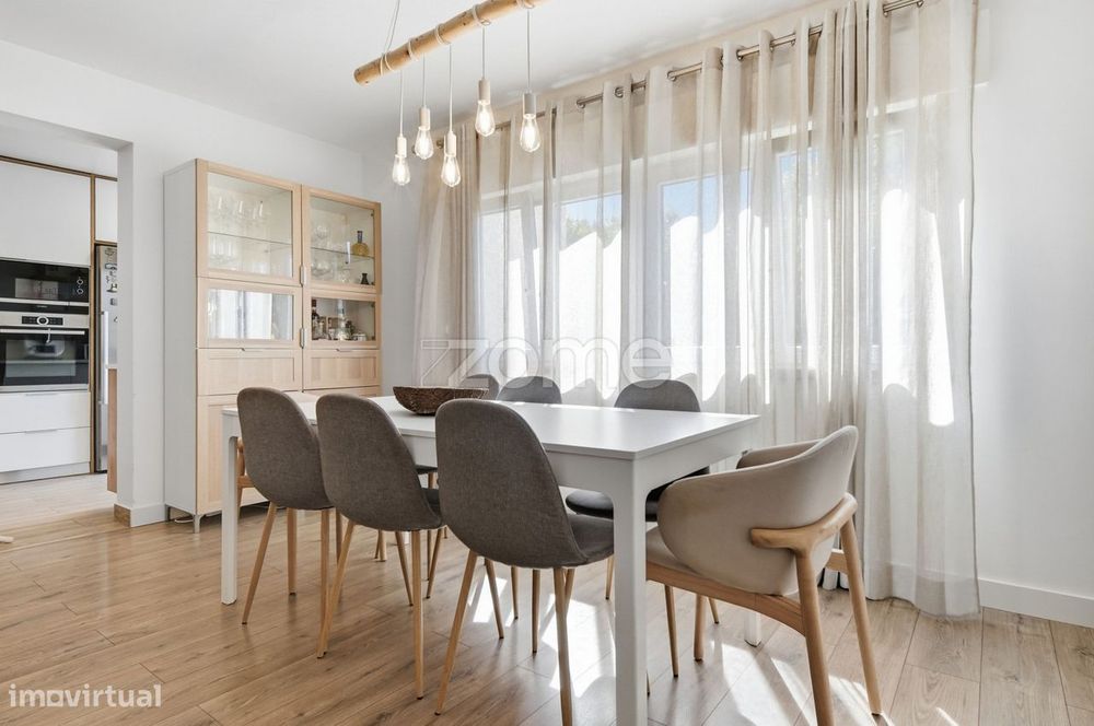 T2 remodelado com 108 m² em Carnaxide, junto à Escola Secundária