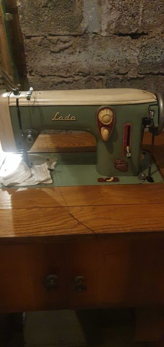 Maszyna do szycia Lada z szafką – sprawna, solidna, klasyka