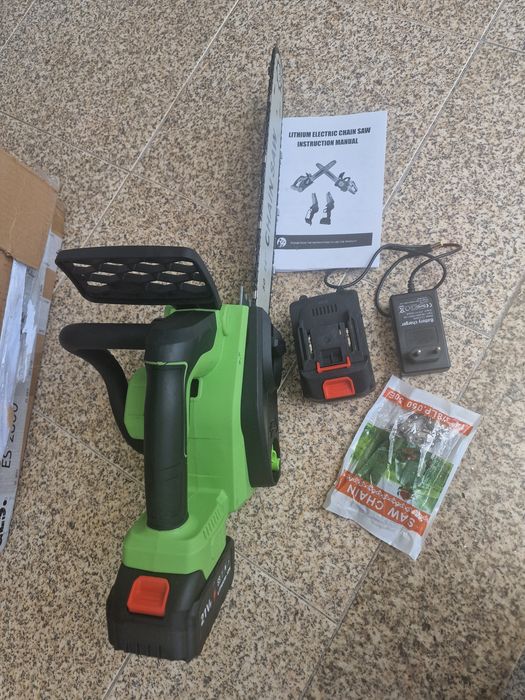 motosserra elétrica sem fio Greenworks GD24CS30 com bateria de 24V.