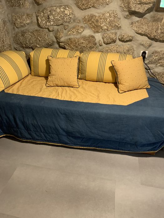 Cama de solteiro com gaveta e outra cama por baixo.