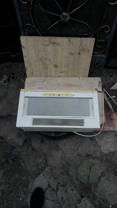 Витяжка на кухню з дерев'яний полкой PYRAMIDA  телескопічна Cata