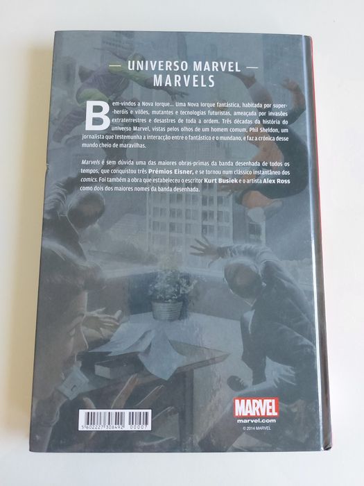 Livro capa dura - universo marvel- marvels