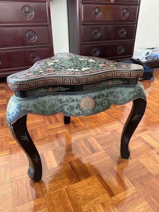 Mesa baixa chinesa em madeira lacada pintada à mão