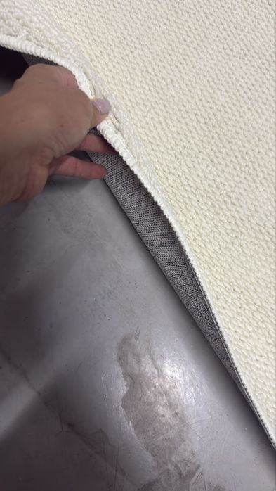 Tapete grande em tom cru/creme – novo 4 x 3 mm