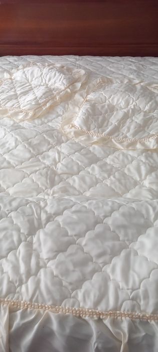 Colcha Acetinada com Fronhas  Nova  ( Portes incluídos)