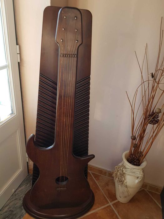 Guitarra para CDs em carvalho escurecido