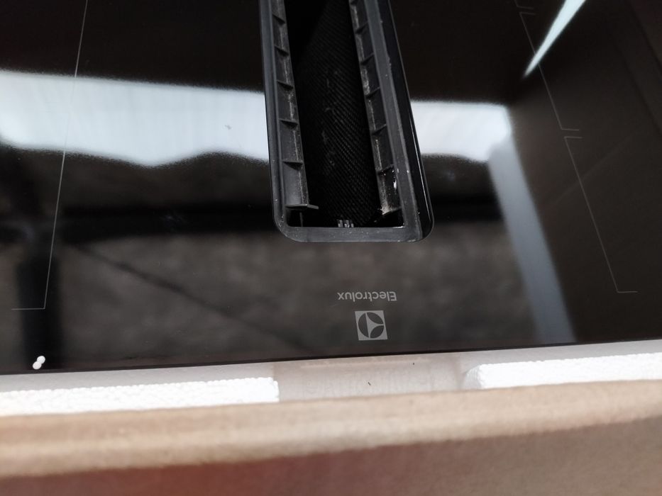 Płyta indukcyjna z okapem Electrolux /  83 cm x 51,5 cm