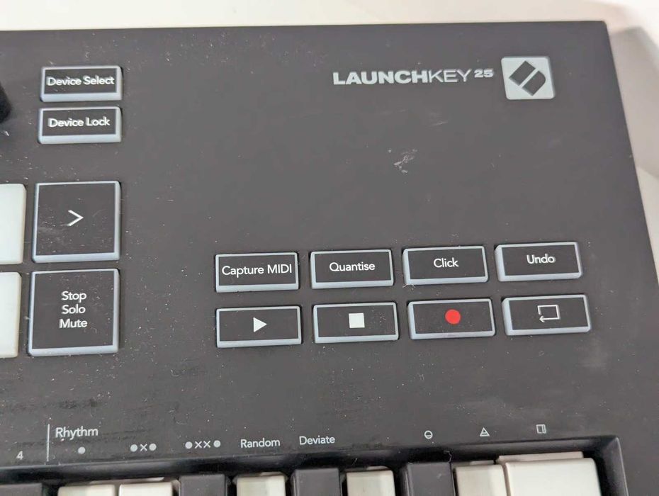 Controlador MIDI USB Novation Launchkey 25 MK3