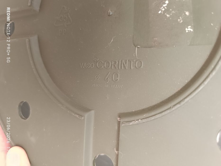 Vasos grandes com 40 e 35 cm de diâmetro