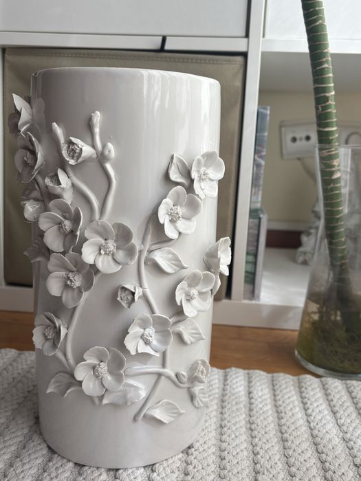 Vaso com detalhes florais