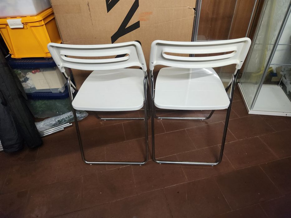 Cadeira plástica branca dobravel, cada uma 20,00€