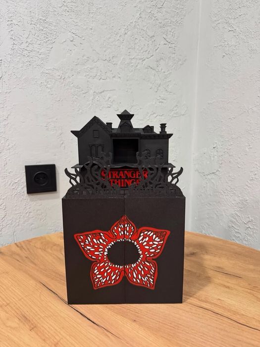 Поличка для фігурок з Stranger Things "Дивні Дива"