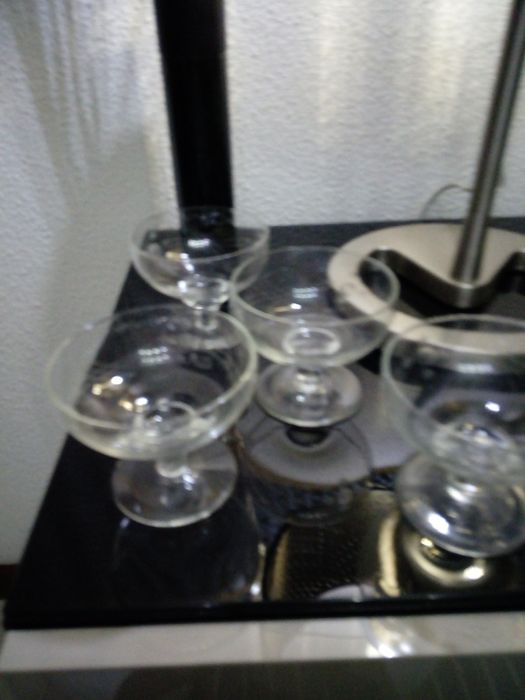 Louca vintage , copos, taças de champanhe serviço de Porto ou licor.