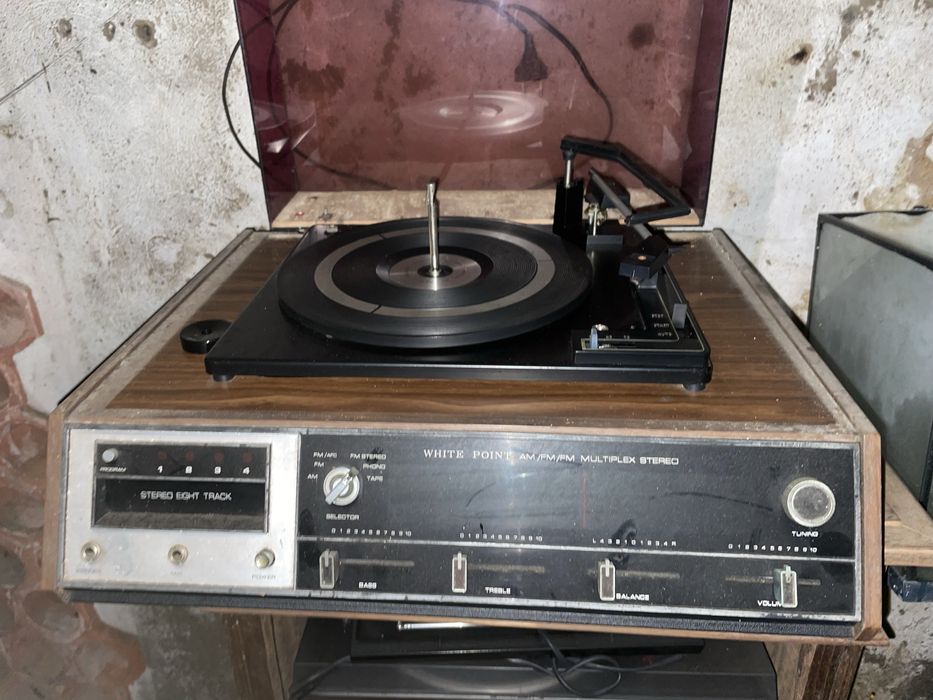 Aparelhagem antiga com gira discos e casste