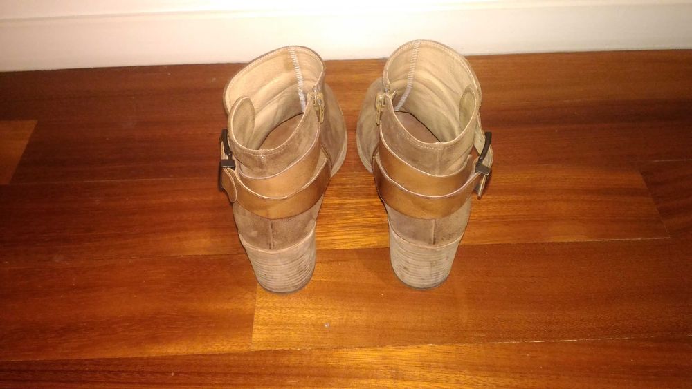 Botas em pele de tamanho 37. Novas.