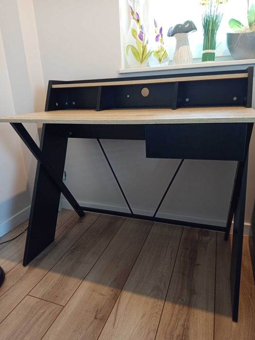 Biurko drewniane z elementami czarnymi