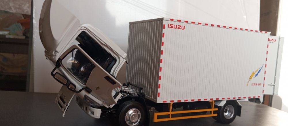 1:18 модель вантажівка Isuzu ,  Mazda cx-7 , Suzuki
