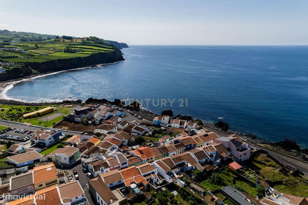 Moradia T3 com Terraço e Vista Mar em Santa Cruz, Lagoa