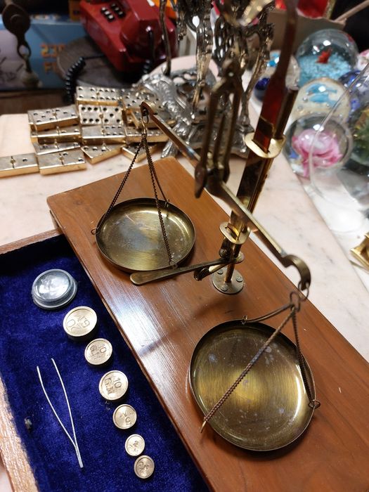 Balança de precisão antiga em estojo de veludo 

Também conhecida como