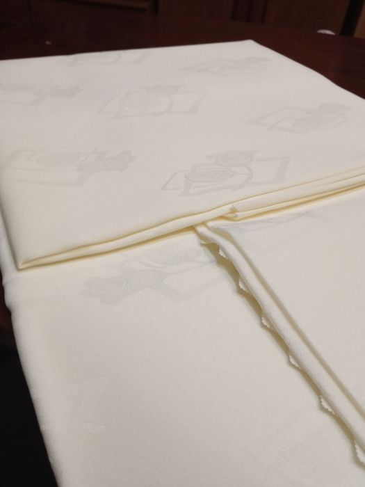 Obrus poliestrowy plamoodporny ecru o wymiarach 200/140