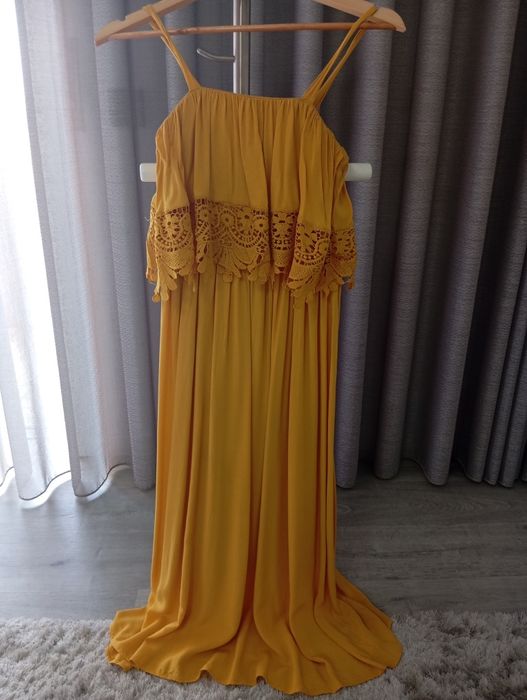 Vestido amarelo comprido com detalhe em renda