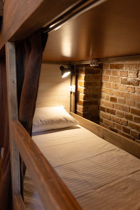 Спальне місце у хостелі у центрі міста